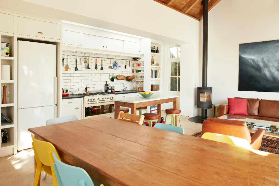 Offene Küche mit Esstisch im Vordergrund